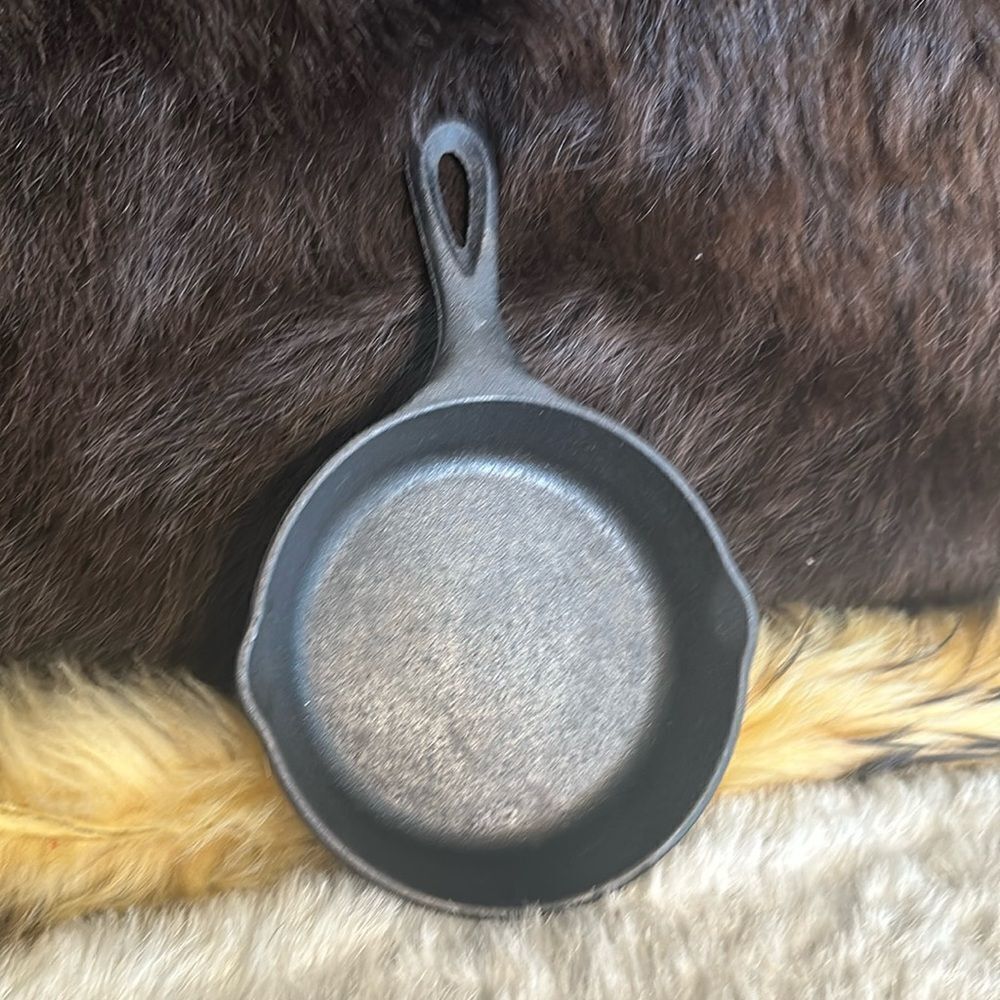 Lodge cast-iron pan (7003)